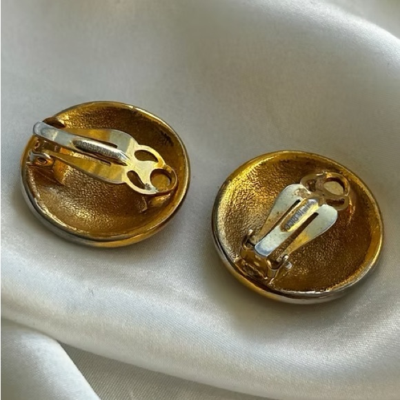 Vintage Nina Ricci gold clip on earrings - Picture 4 of 5